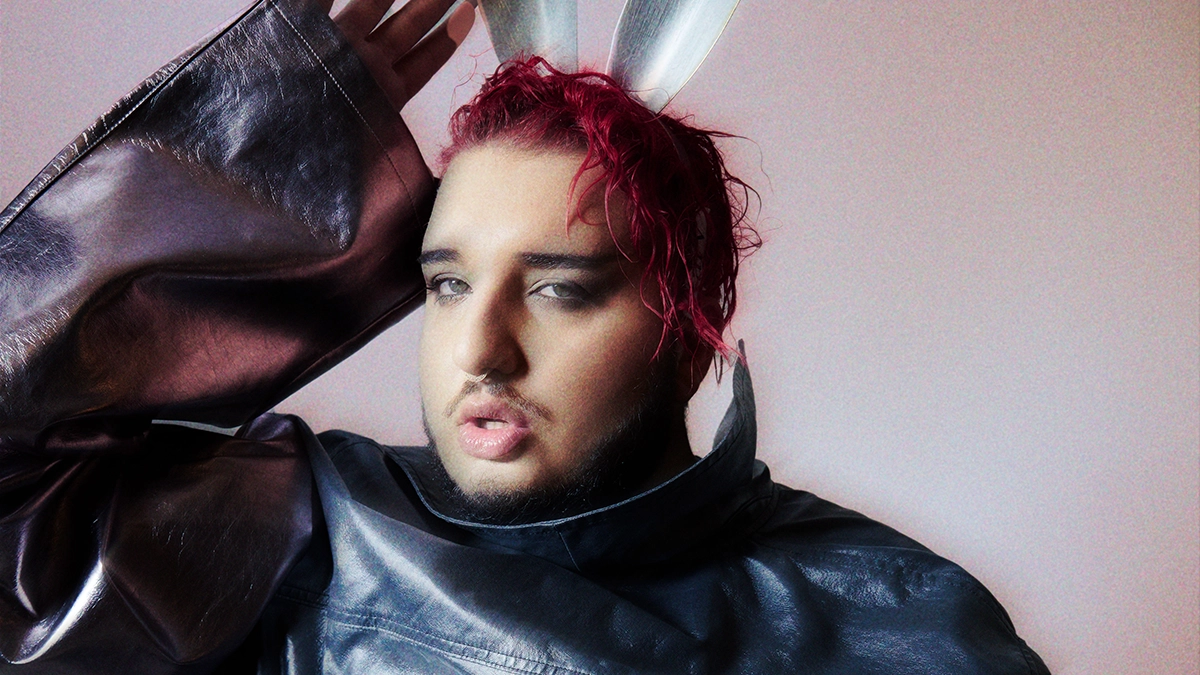 Pictures of Elijah Kashmir with pink hair and make-up