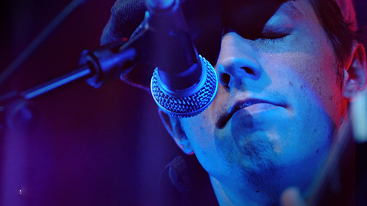 Blueish light with Jason Mraz back microphone - from iTunes Live: London Sessions - EP (by Jason Mraz)